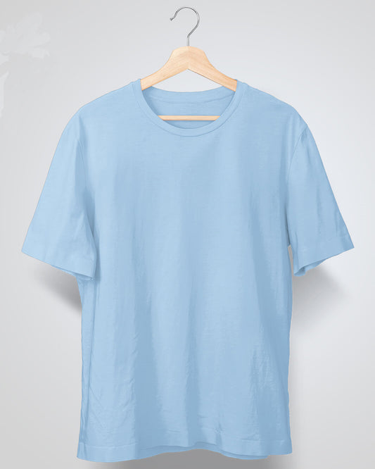 A man with a cap and sunglasses wears a light blue oversized t-shirt, viewed from behind.