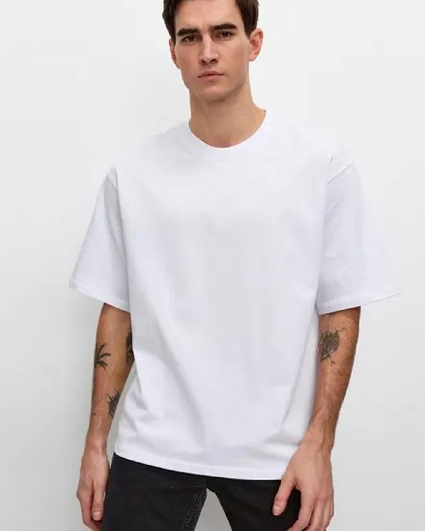 Man Plain Oversize T-Shirt in Front View.