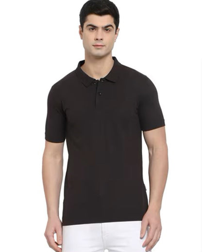 A men models a regular fit black short-sleeved polo t-shirt