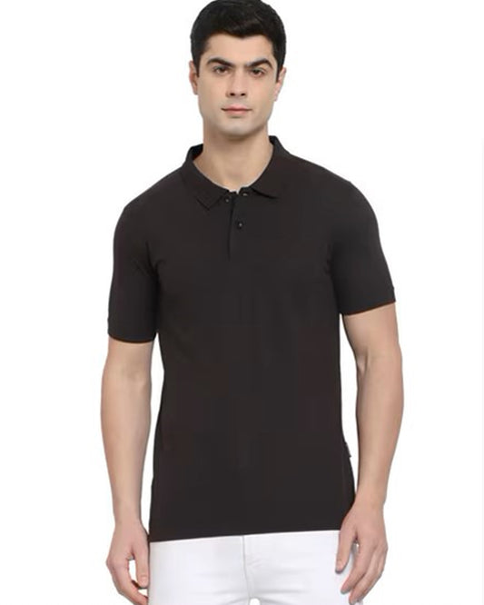 A men models a regular fit black short-sleeved polo t-shirt